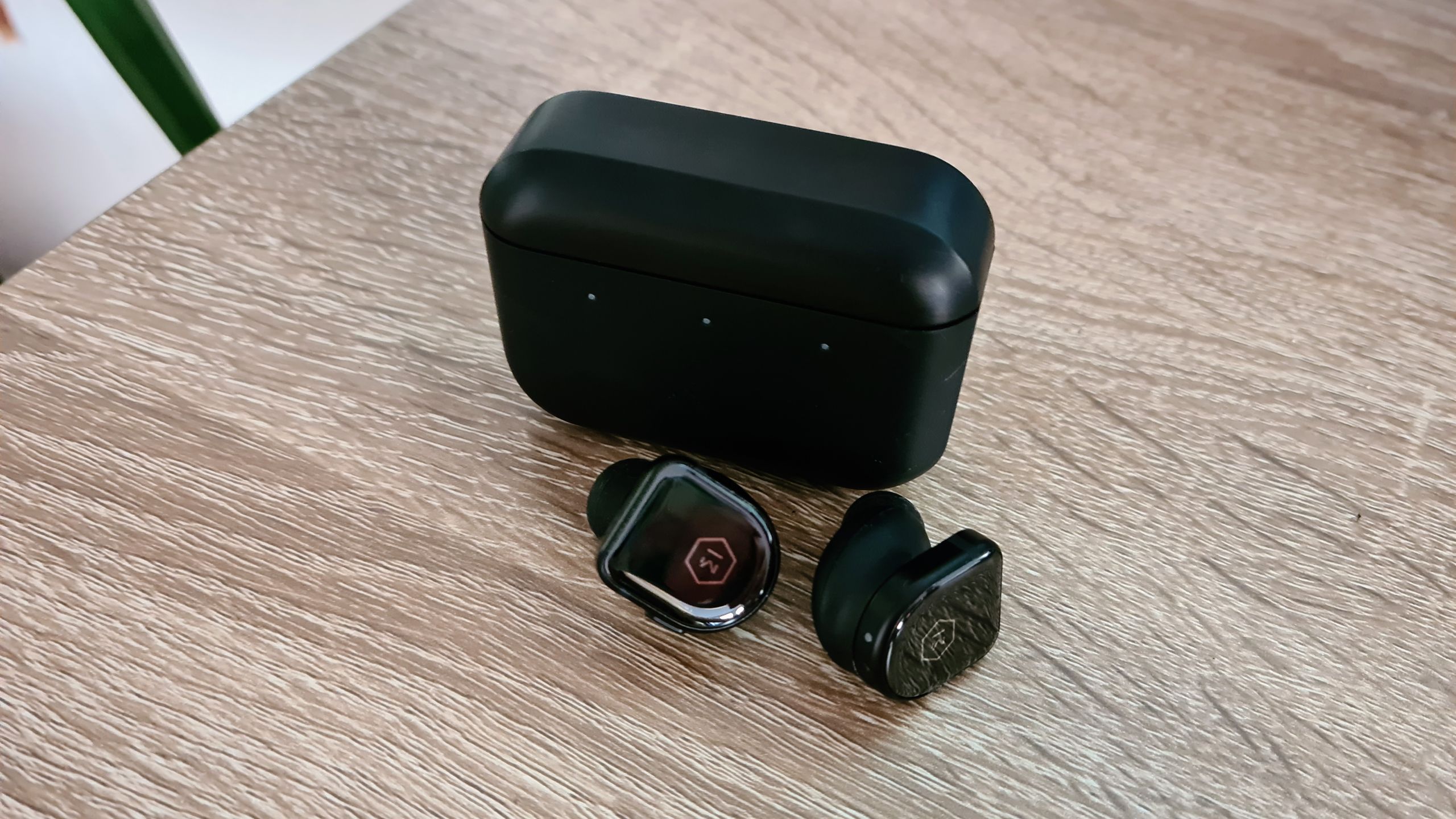 Master & Dynamic MW08 review: earbuds oozing class and style | T3