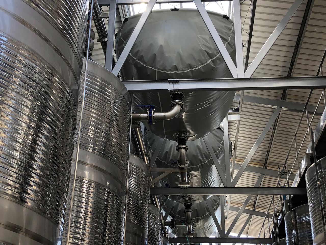 Balloons-above-the-tanks-to-capture-CO2-produced-during-fermentation_Rupert-Joy_for-web.jpg