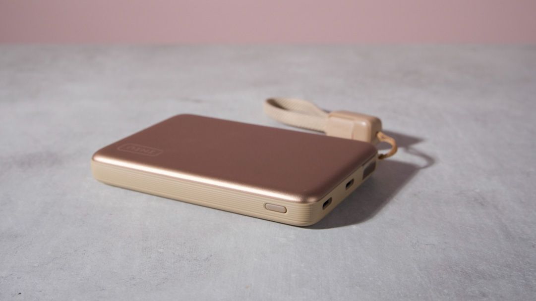 The Iniu SnapGo Air 10000mAh Power Bank laying flat on a table
