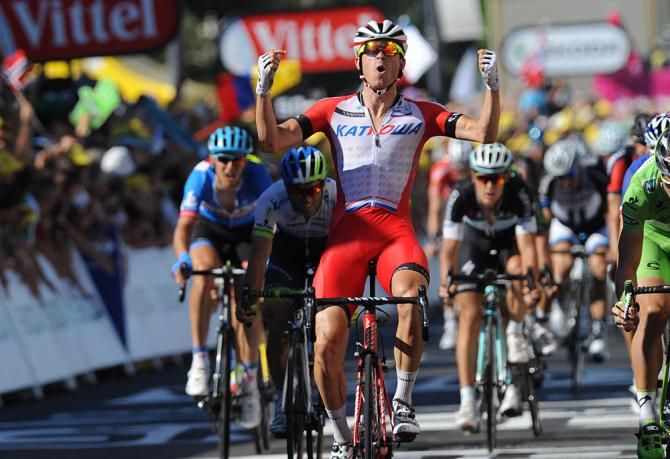 Alexander Kristoff (Katusha) beats Peter Sagan to the line