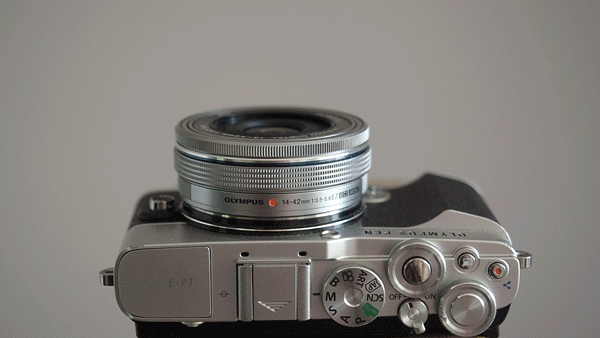 Animation of the Olympus M.Zuiko 14-42mm f/3.5-5.6 EZ Pancake lens expanding and collapsing