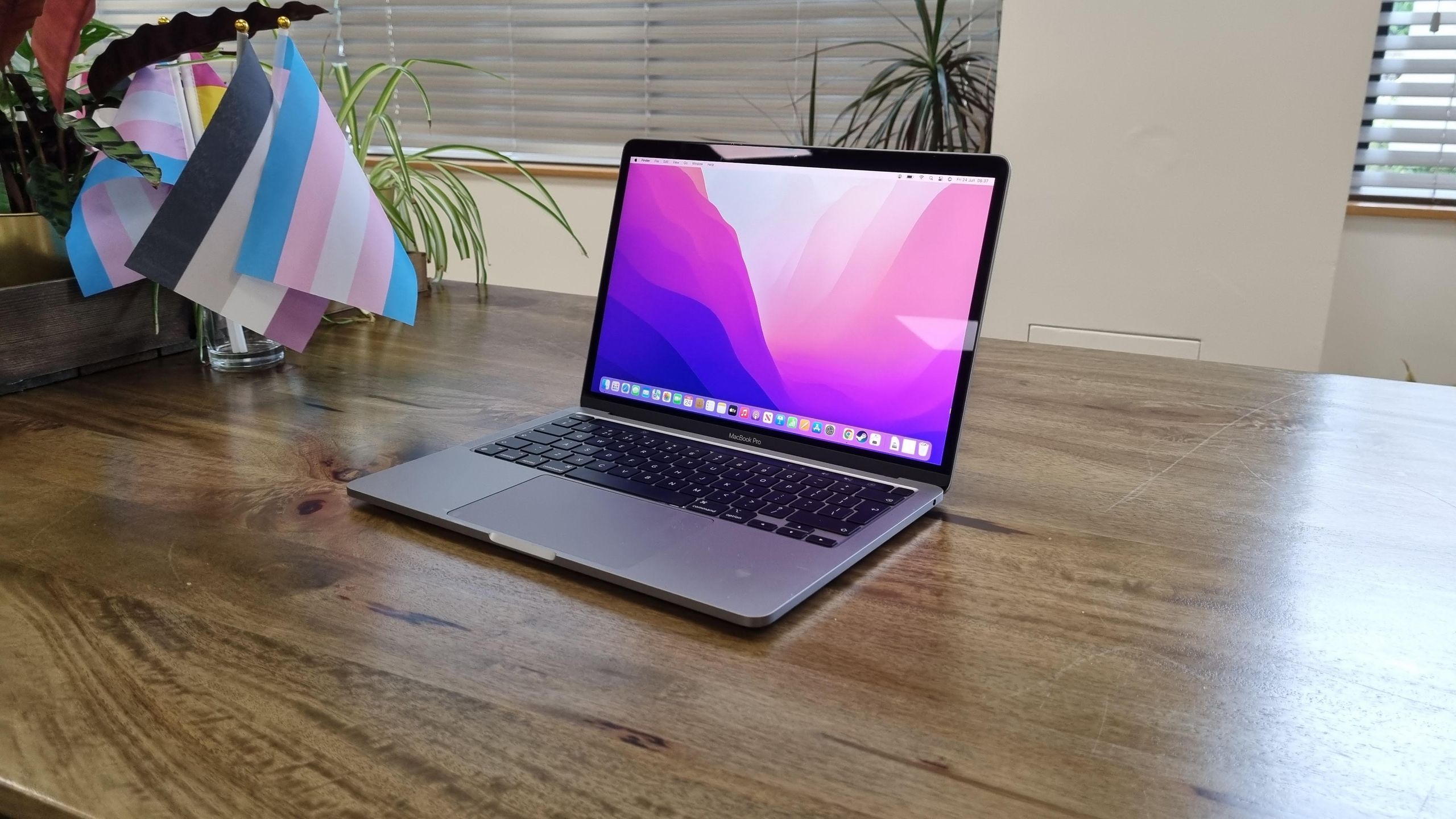 MacBook Pro M2。13インチ。16GB/256GB Amazon.com: 2022 Apple MacBook Pro with Apple M2 Chip (13-inch