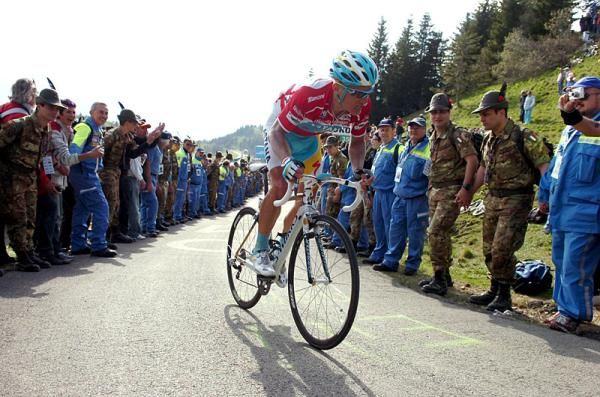 Points leader Alexandre Vinokourov (Astana) gives it his all on the Zoncolan.