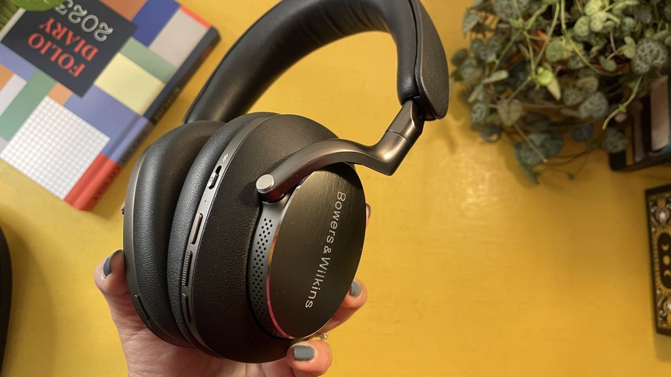 Focal Bathys vs Bowers & Wilkins Px8 which highend headphones are better? What HiFi?