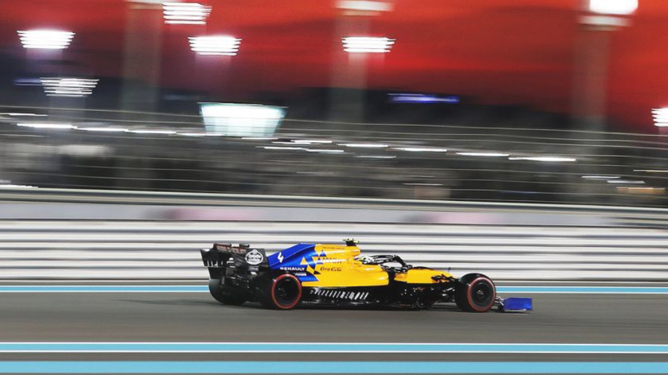 Mobil McLaren F1 mengemudi di malam hari