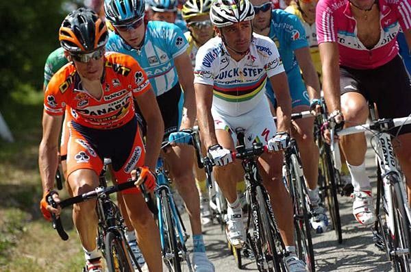 Emanuele Sella (Ceramica Panaria - Navigare) climbs next to world champion Paolo Bettini (Quick.Step)