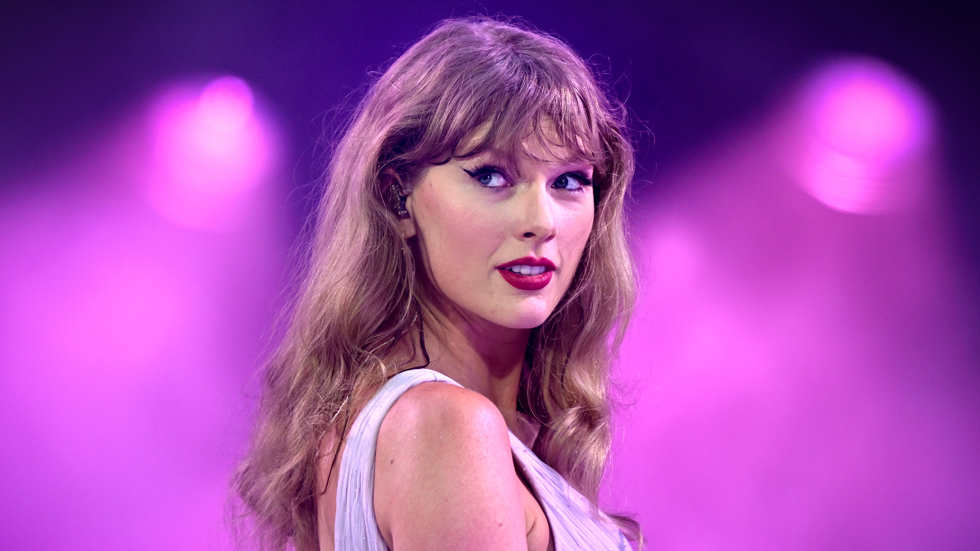 Taylor Swift wore her 1989 button-down shirt at a restaurant with Travis Kelce in Ohio