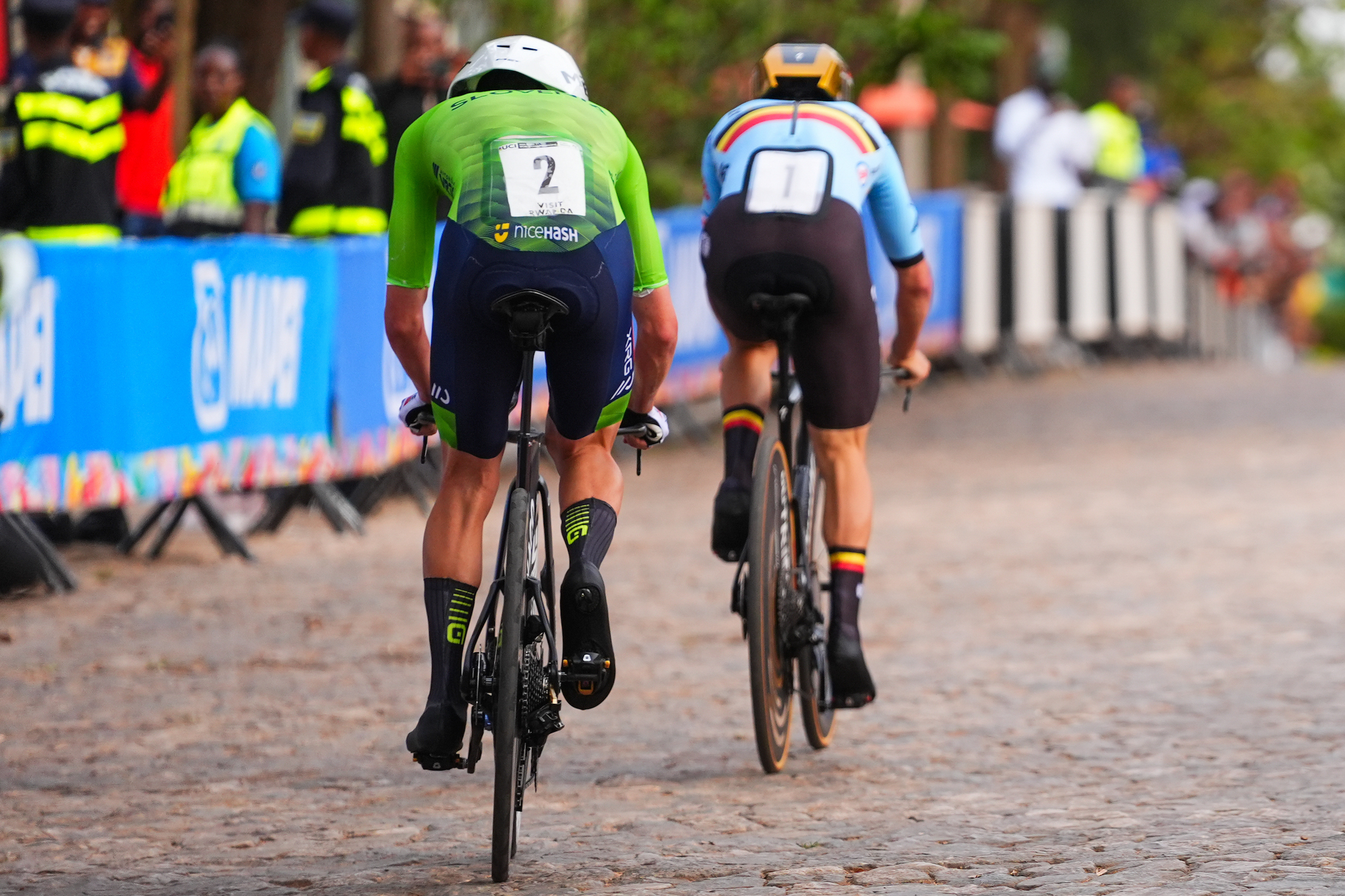 Picture by Zac Williams/SWpix.com - 21/09/2025 - Cycling - 2025 UCI Road World Championships - BK Arena to Kigali Convention Centre, Kigali, Rwanda - Men Elite Individual Time Trial (ITT) - Remco Evenepoel (Belgium) catches Tadej Pogacar (Slovenia)