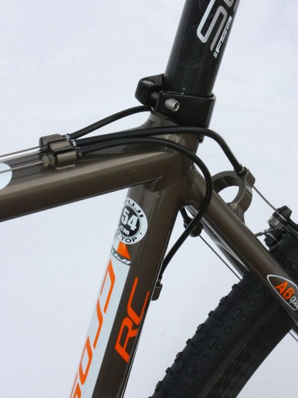 Top tube routing helps keep the cables protected from wheel spray.