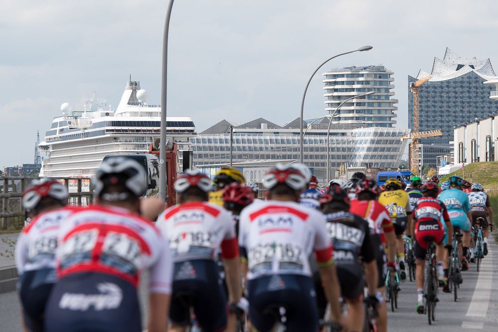 Athletes ride in the pack during the Euroeyes Cyclassics Hamburg