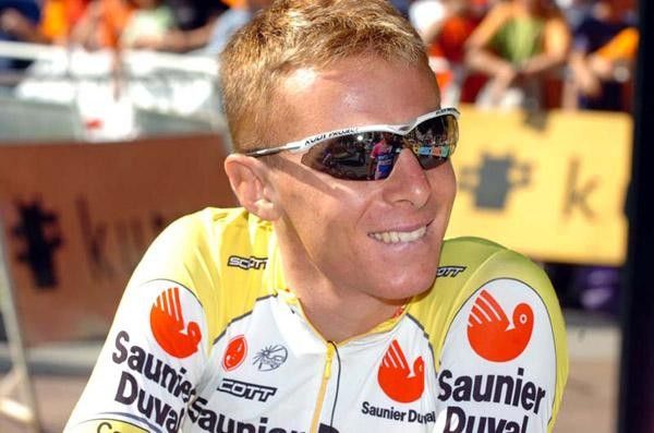 Riccardo Ricco (Saunier Duval-Prodir) is all smiles at the start