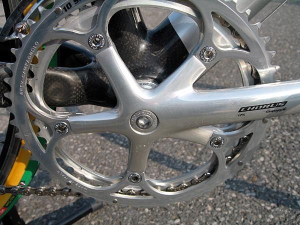 Campagnolo Chorus 175mm cranks.