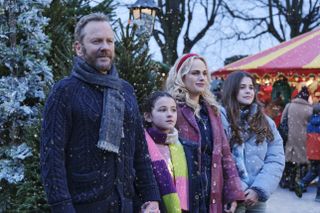 Tinsel Town stars Kiefer Sutherland and Rebel Wilson (in the first look above).