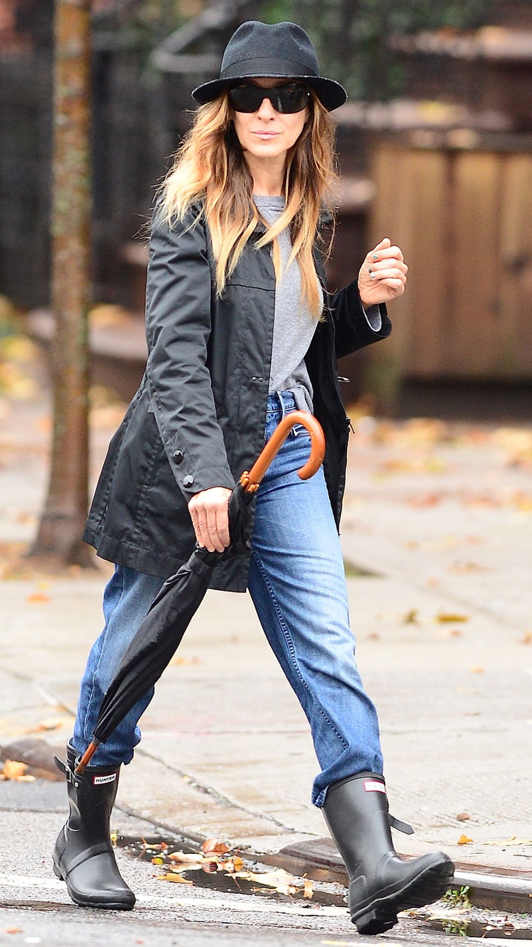 Sarah Jessica Parker wearing Hunter wellies, wax jacket and fedora in 2014