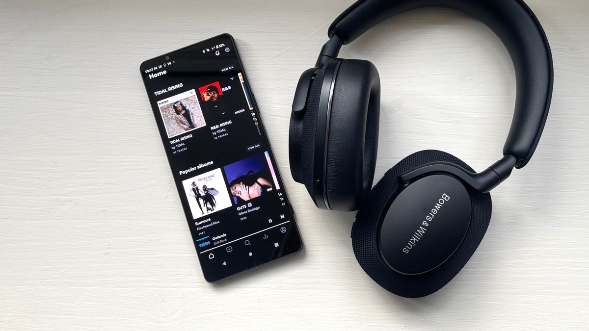 Tidal streaming on smartphone with B&amp;W Px7 S2e headphones 