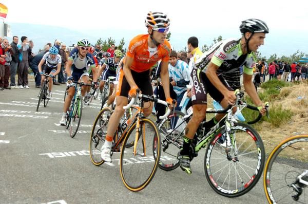 Mikel Nieve (Euskaltel-Euskadi) follows Juan Jose Cobo (Geox-TMC).