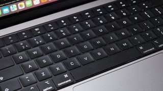 Nærbilde av tastaturet til MacBook Pro 14".