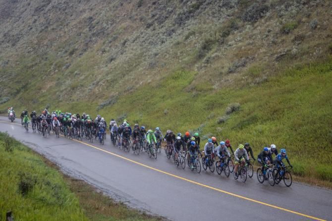 The field takes the climb easy in todays rain