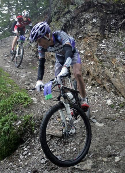 Tim Wynants (Trek-Brentjens mtb racing) leads Uwe Hochenwarter (Muskelkater Genesis Tea) through a tight turn.