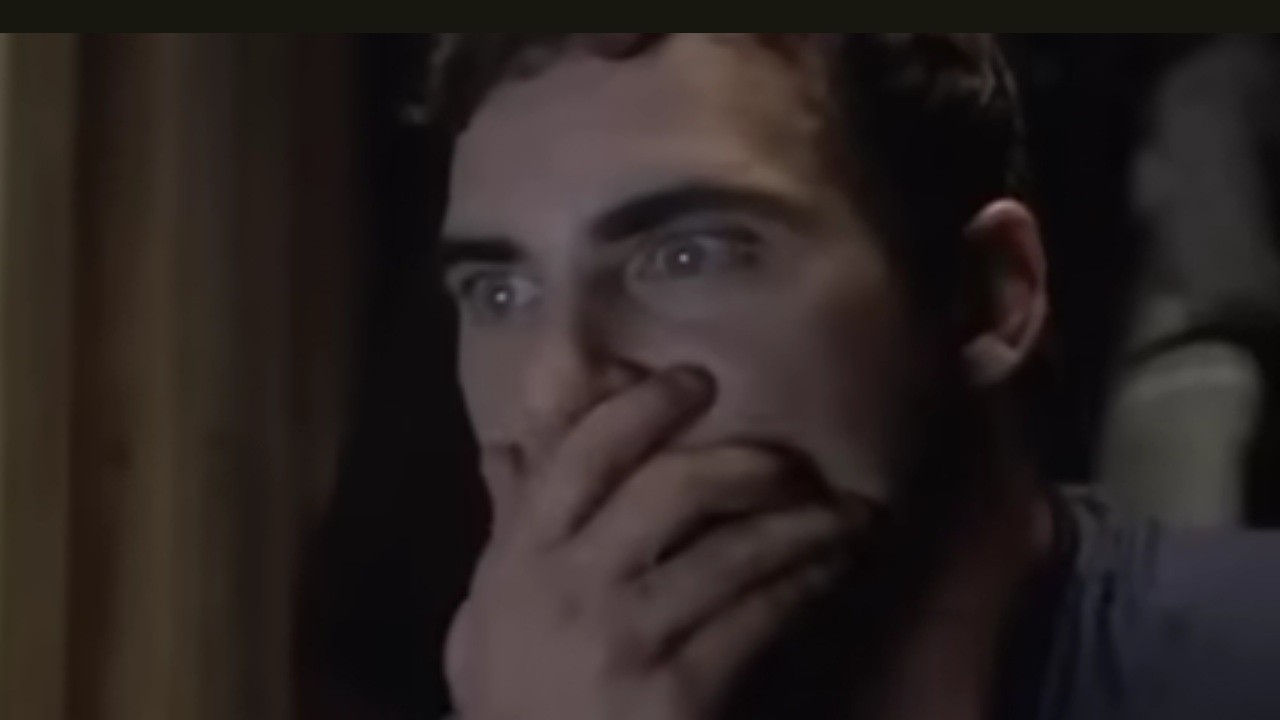Joaquin Phoenix terrified by an alien in Signs