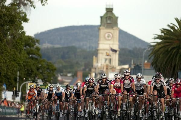 The peloton in the mens' elite field make their way up the home straight in Ballarat.