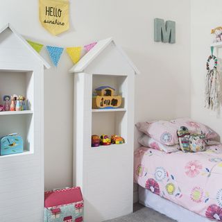 children's bedroom with carpet flooring and toys