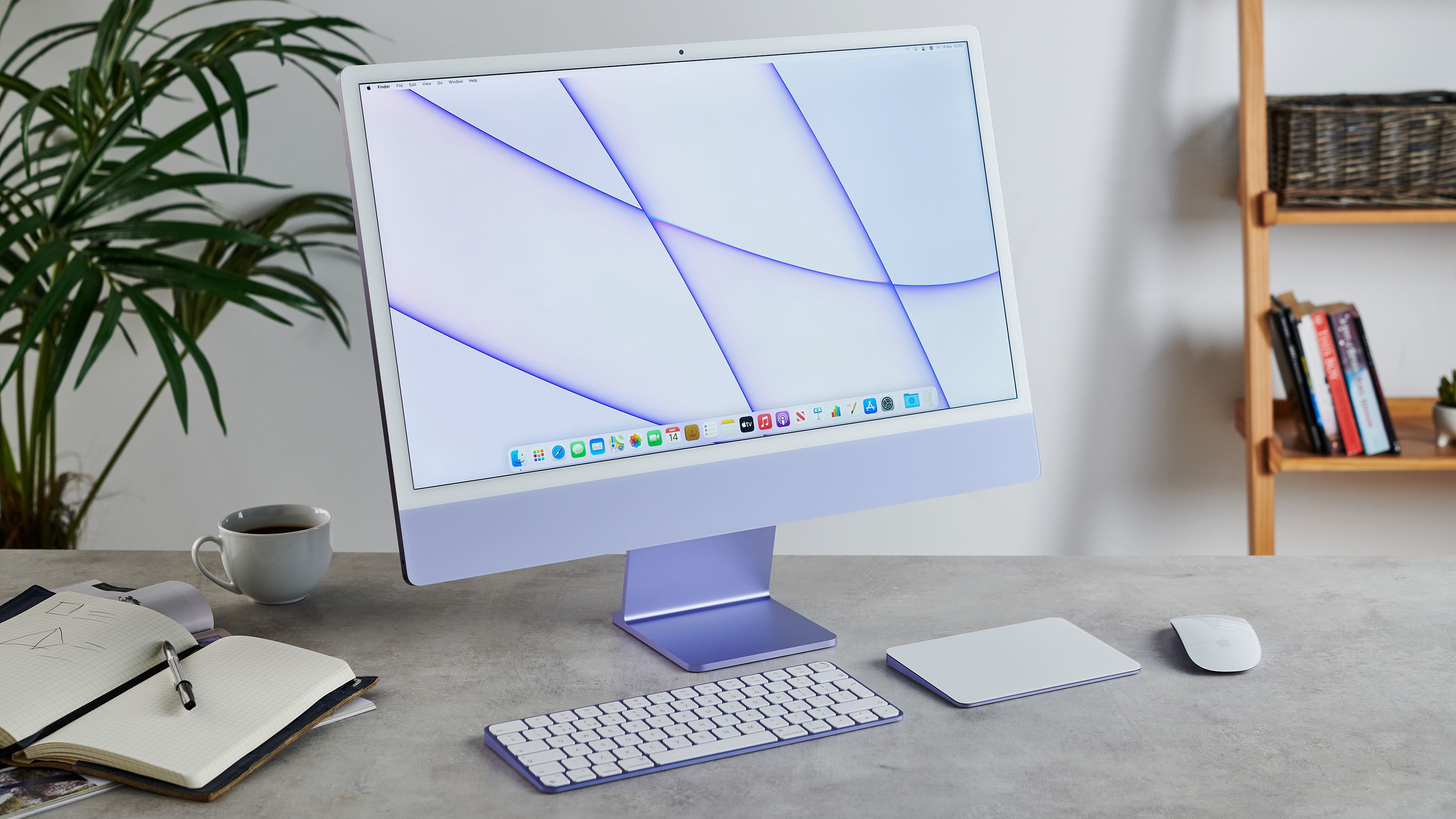 iMac (24- дюйм, 2021 г.) показан на столе