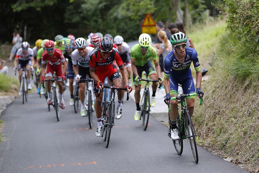 Simon Yates (Orica-Bike Exchange) goes on the attack