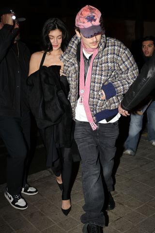 Timothée Chalamet and Kylie Jenner stroll hand in hand into the Hotel Royal Monceau after an elegant dinner at Cyril Lignac’s renowned restaurant in Paris.