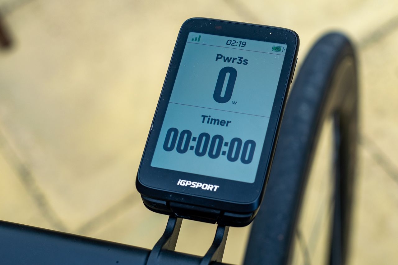 An iGPSPORT BiNavi bike computer