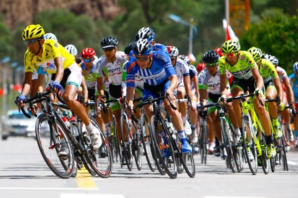 Yellow jersey holder, Hossein Alizadeh taking the corner
