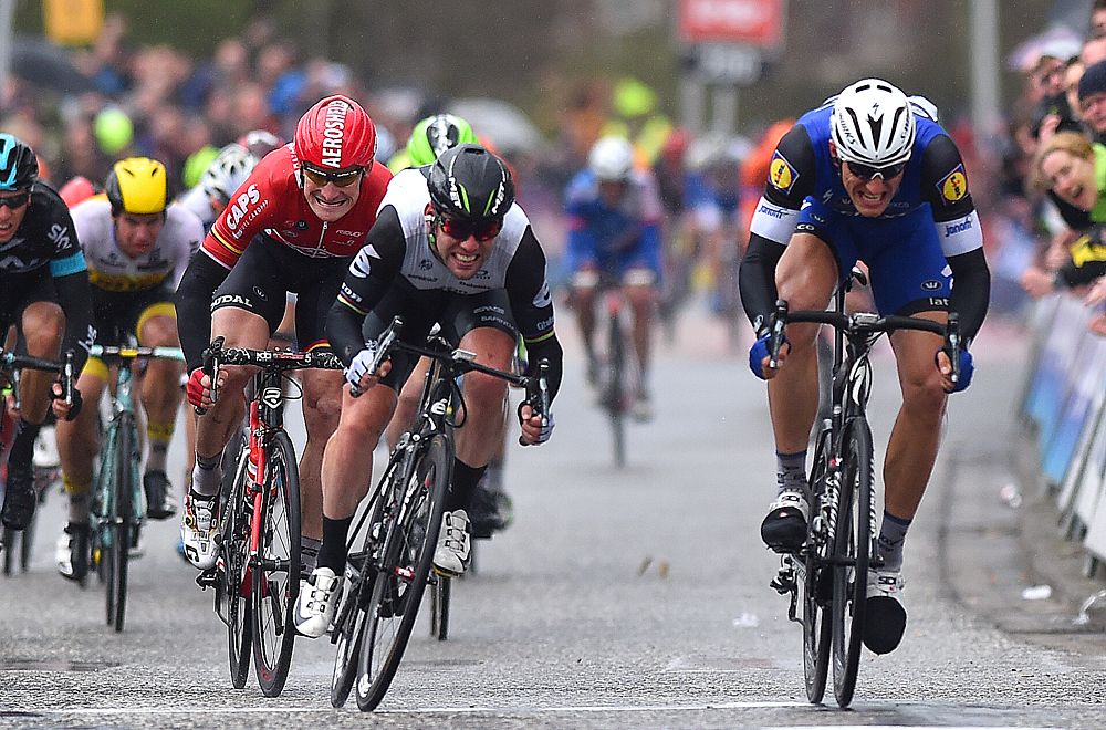 Marcel Kittel and Mark Cavendish fight for the Scheldeprijs