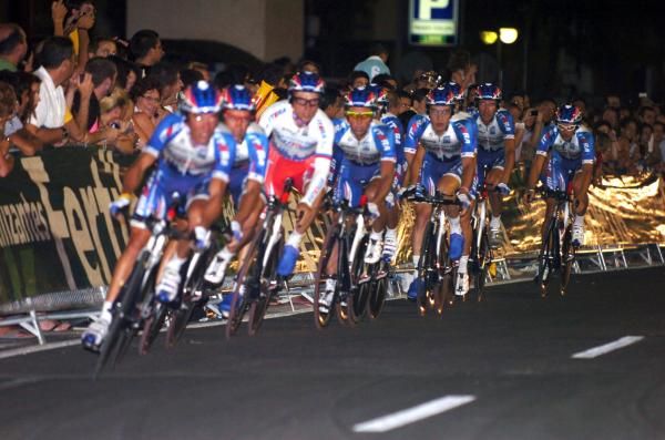 Katusha get ready to corner