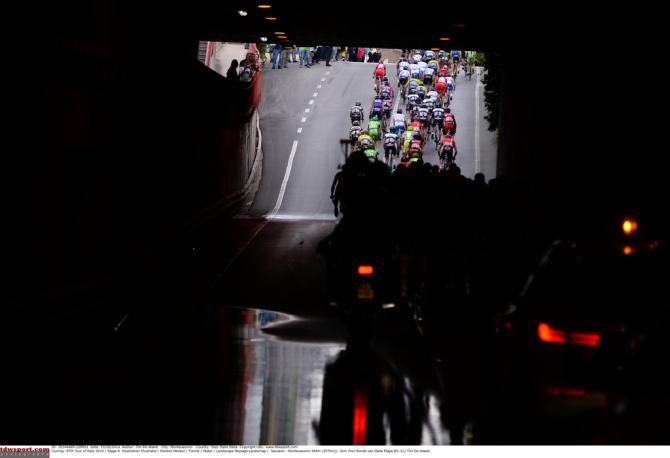 The peloton exiting a tunnel