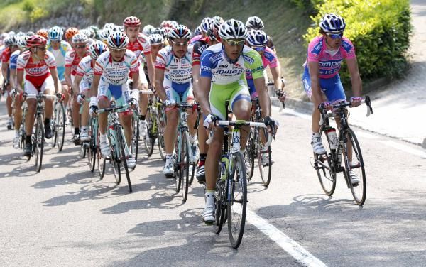 Eros Capecchi (Liquigas-Cannondale) drives the peloton.