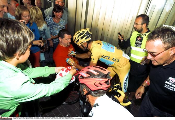 Nibali signs autographs in Aalst
