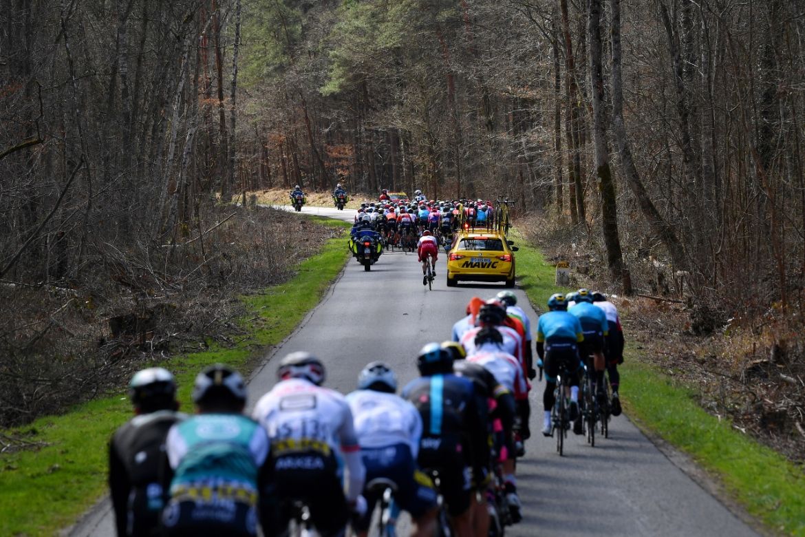The peloton shattered in the crosswinds