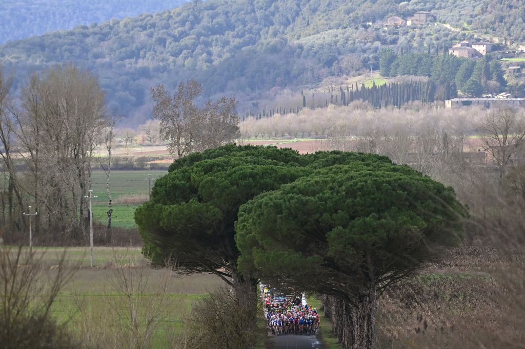 The peloton at the start of the 2024 womens Strade Bianche
