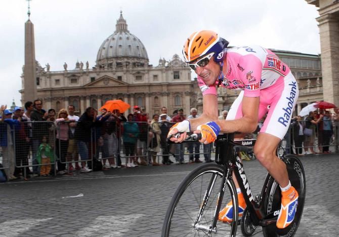 Denis Menchov races past the Vatican