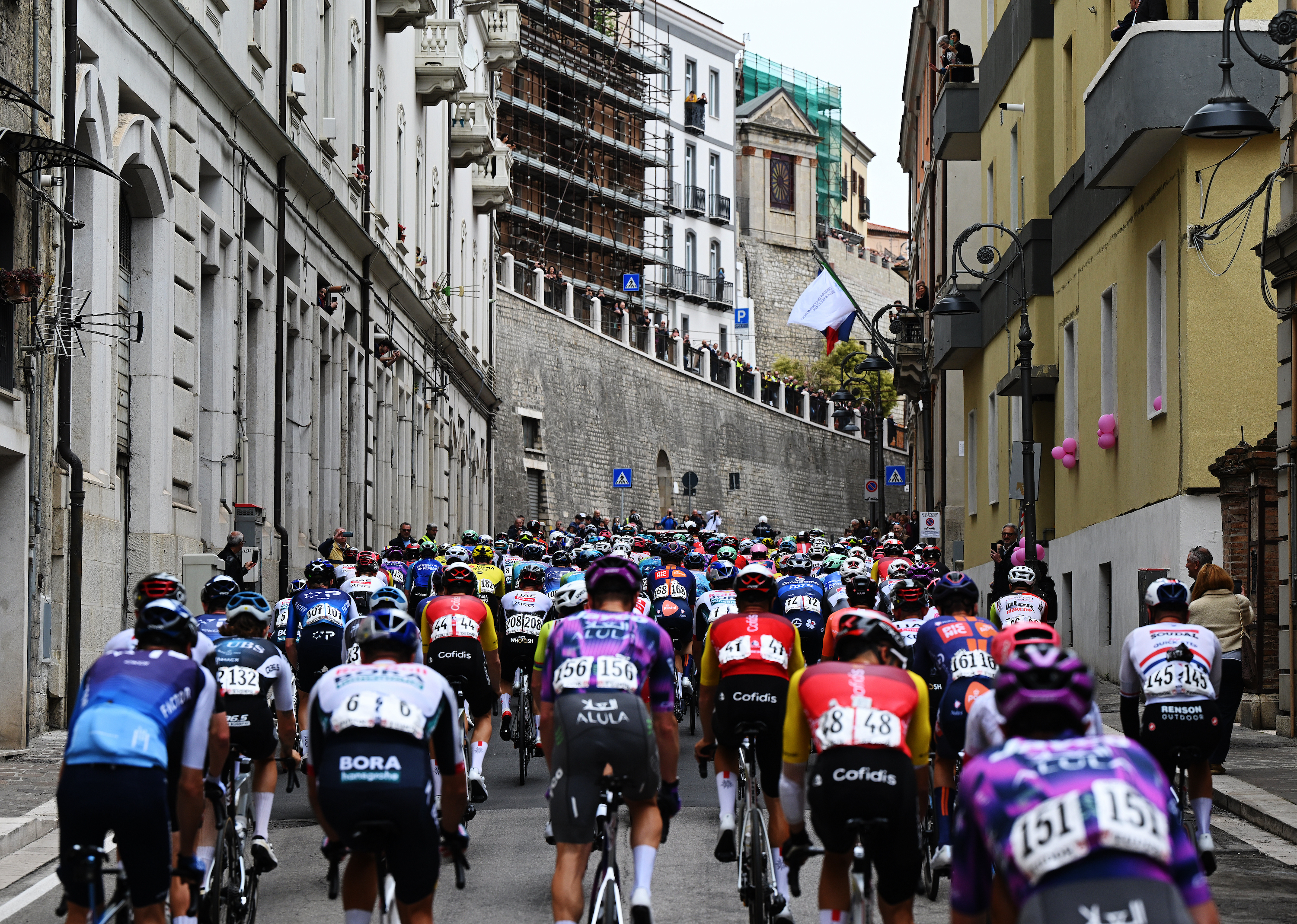 The Giro d&#039;Italia peloton on stage 6