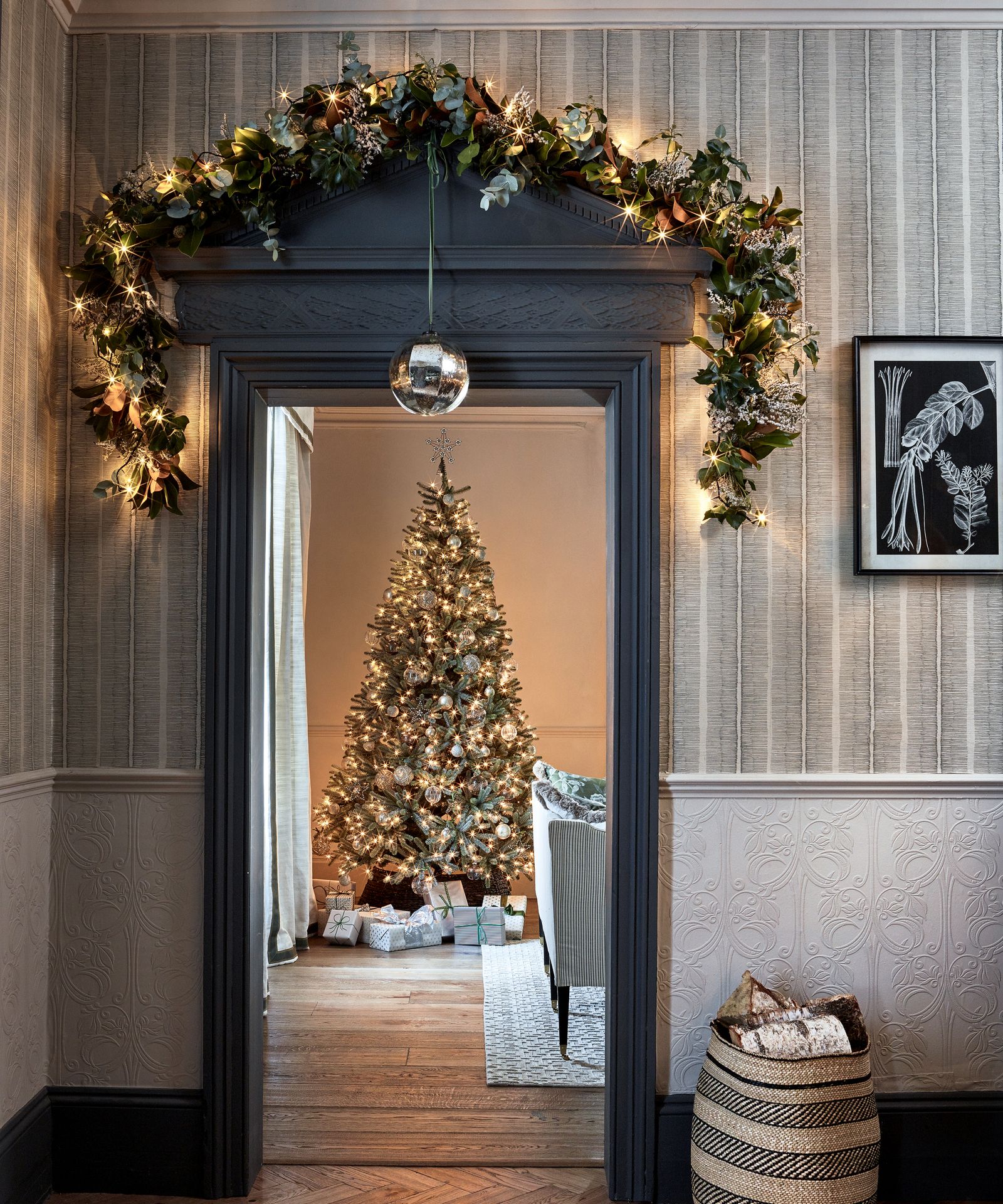 When should I put my Christmas tree up? The dates experts use Homes