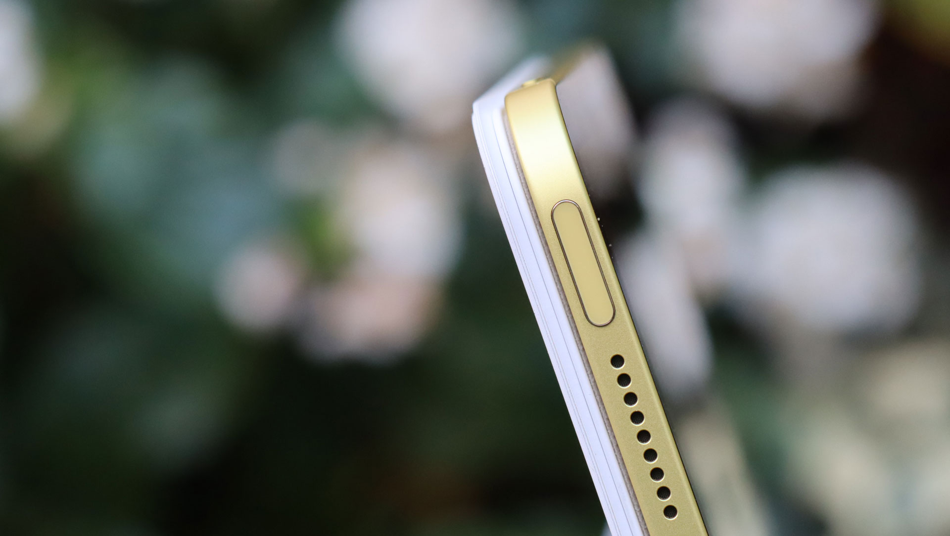 iPad 10.9 (2022) Touch ID closeup