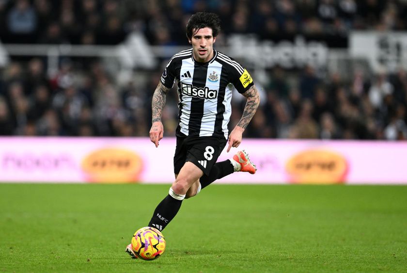 NEWCASTLE UPON TYNE, ENGLAND - JANUARY 15: Sandro Tonali of Newcastle United in action during the Premier League match between Newcastle United FC and Wolverhampton Wanderers FC at St James&#039; Park on January 15, 2025 in Newcastle upon Tyne, England. (Photo by Stu Forster/Getty Images)