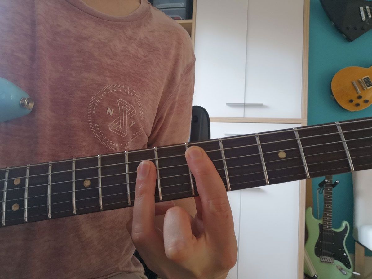 How to play the D chord on guitar