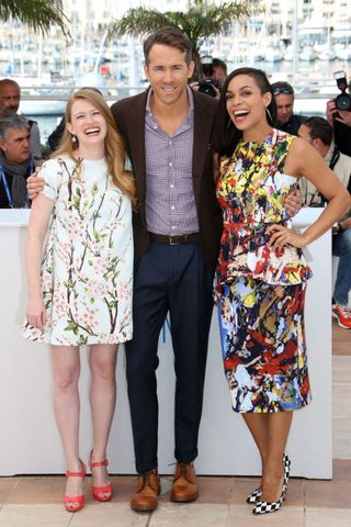 Ryan Reynolds, Mireille Enos And Rosario Dawson Have A Laugh At Their Photocall