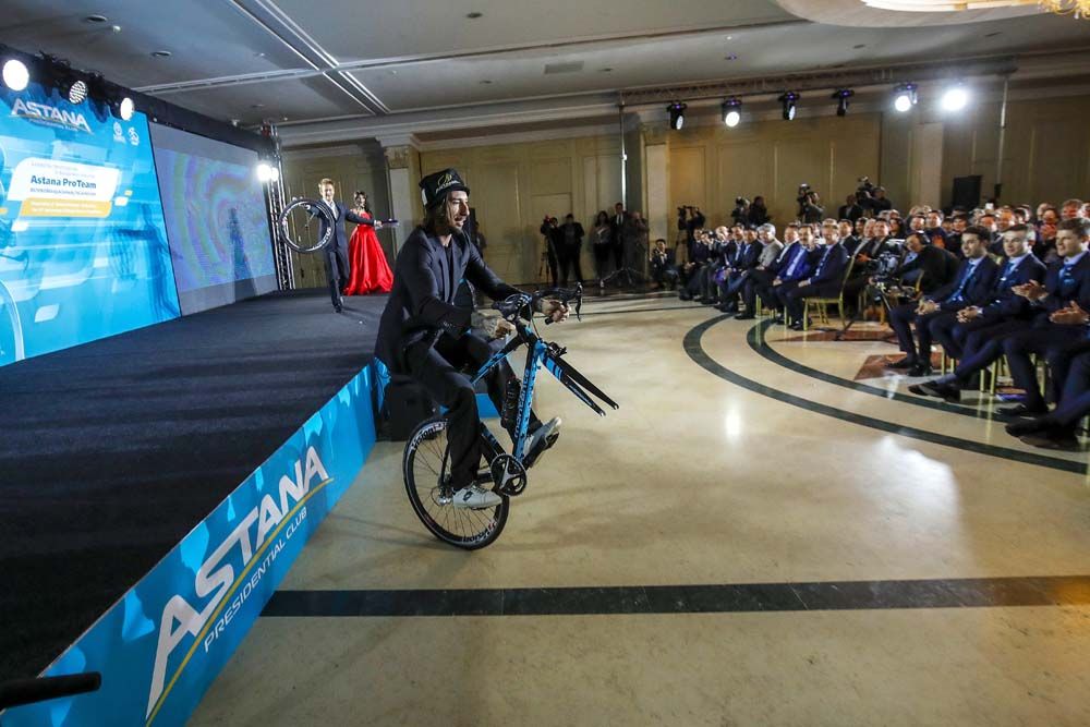 The tricks before the team presentation