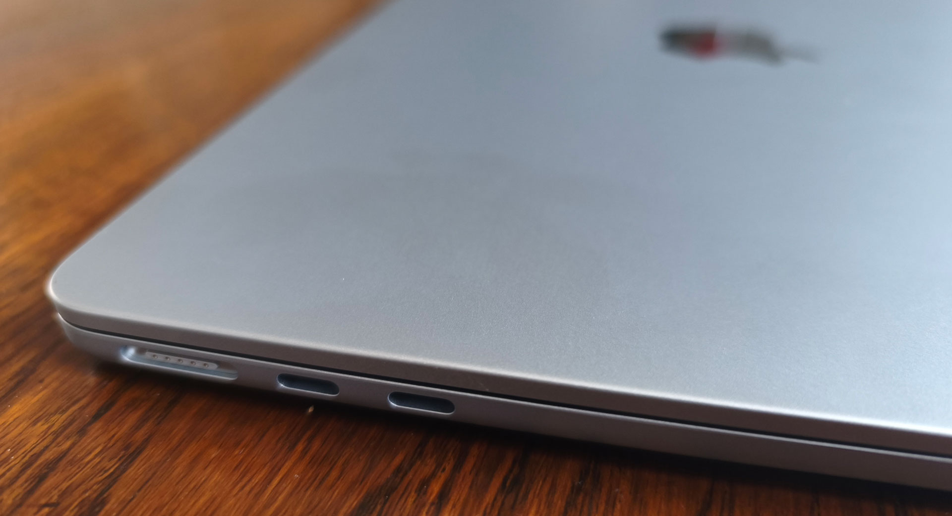 MacBook Air M5 on a table with a Magic Mouse and keyboard next to it