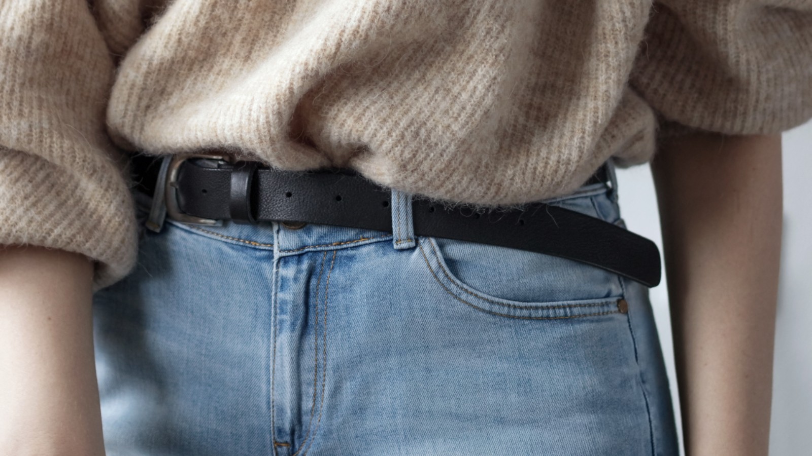 high waisted jeans and belt
