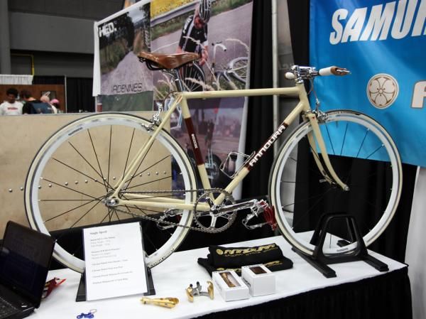 Annoura also showed this cream-colored singlespeed urban bike complete with an intriguing threaded/threadless stem.