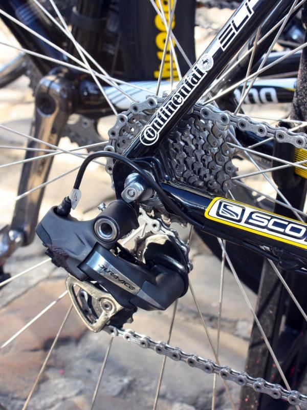 Bernhard Eisel's (HTC-Columbia) Shimano Dura-Ace Di2 rear derailleur shows some scars from a crash.